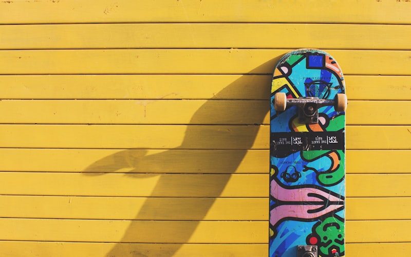 街头滑板场景手绘 - 年轻人在城市广场进行滑板技巧展示