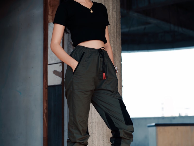 潮流运动服套装 - 宽松版型街头风格运动卫衣与长裤